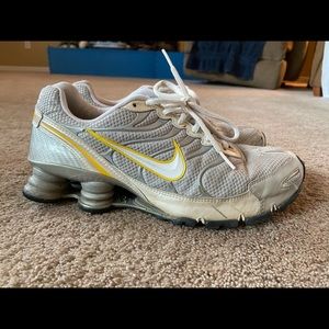 Nike Shox. Livestrong yellow/white. Women’s 10
